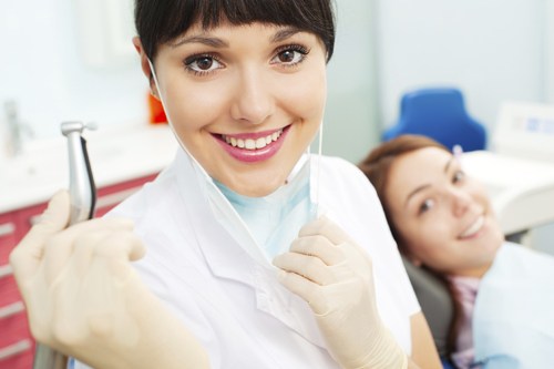 Bác sĩ tay nghề cao là một trong những yêu cầu khi làm răng giả tháo lắp.