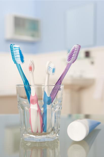 Mỗi khi dội nước, vi khuẩn từ bồn cầu sẽ theo không khí bám vào bàn chải cách đó tận 3m